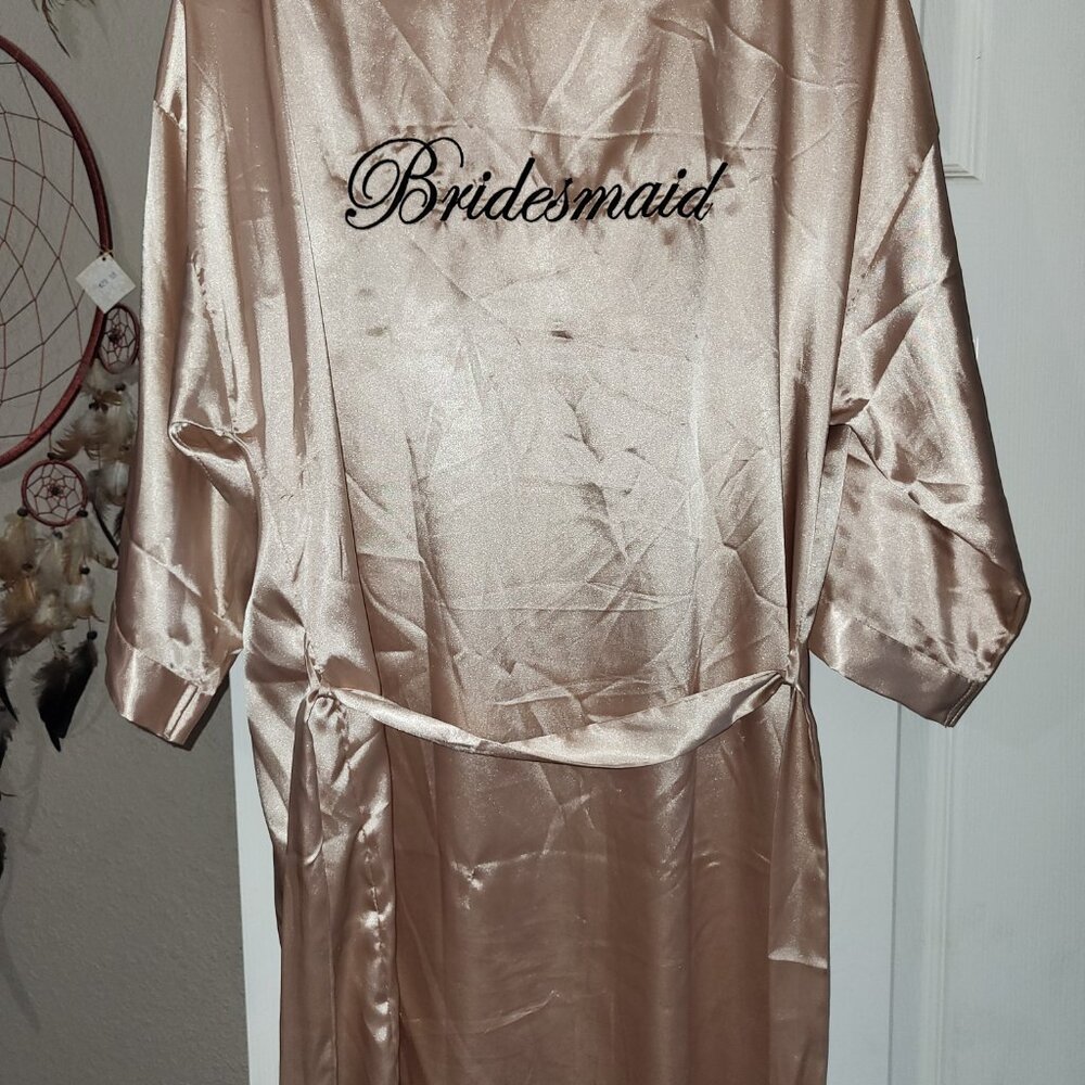 Robe - Picture 2 of 3